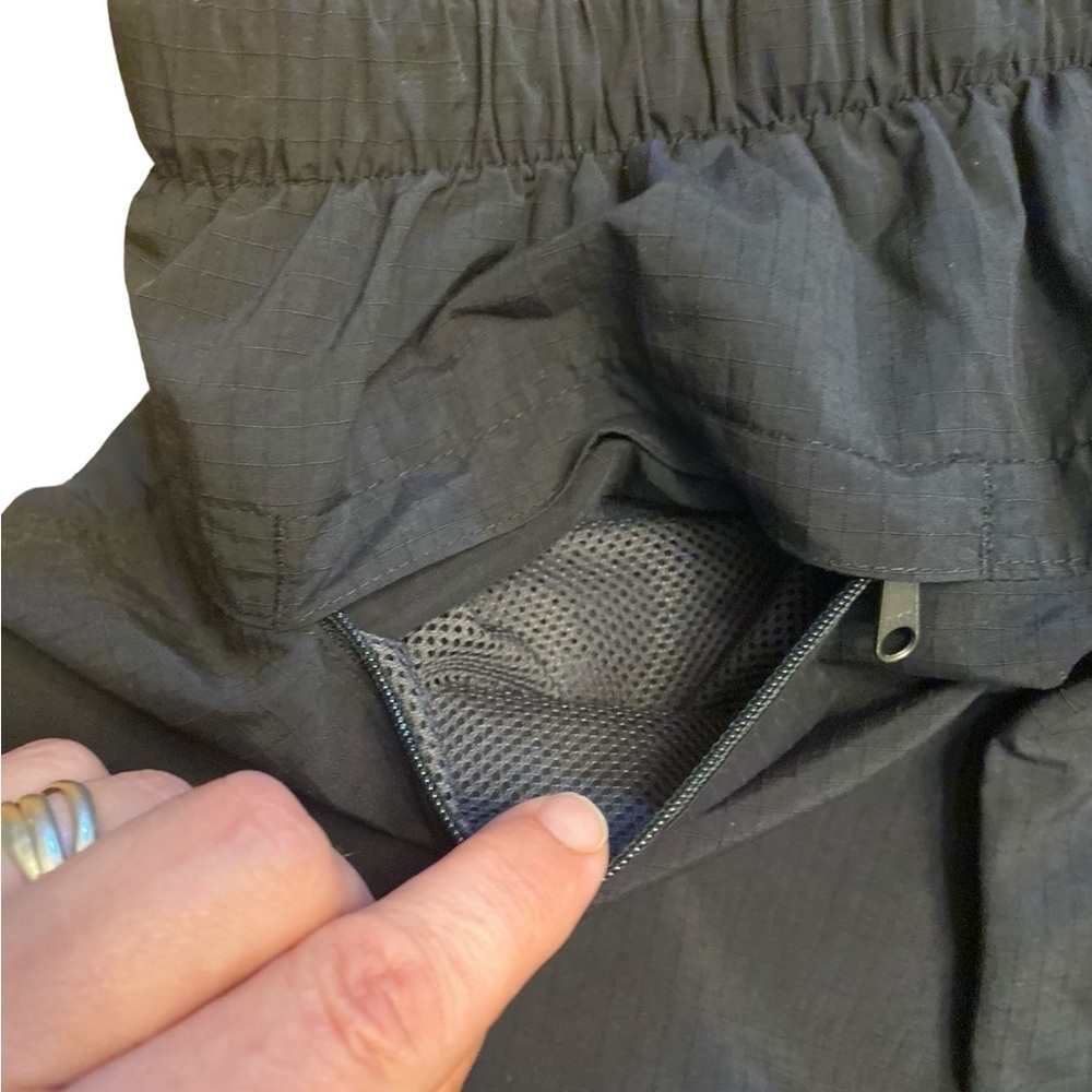Lands End lined pull-on black shorts ladies size medium, clasp and pockets. - Picture 5 of 16